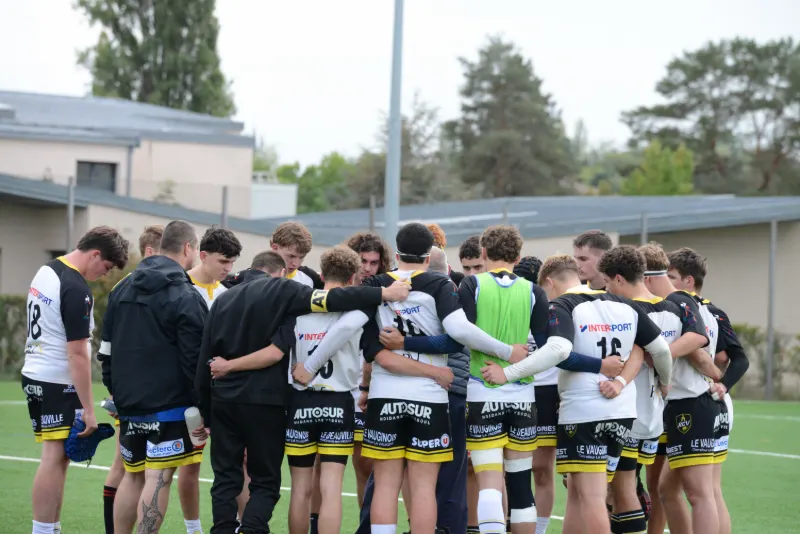 Rugby U19 : les joueurs regroupés le long de la ligne de touche