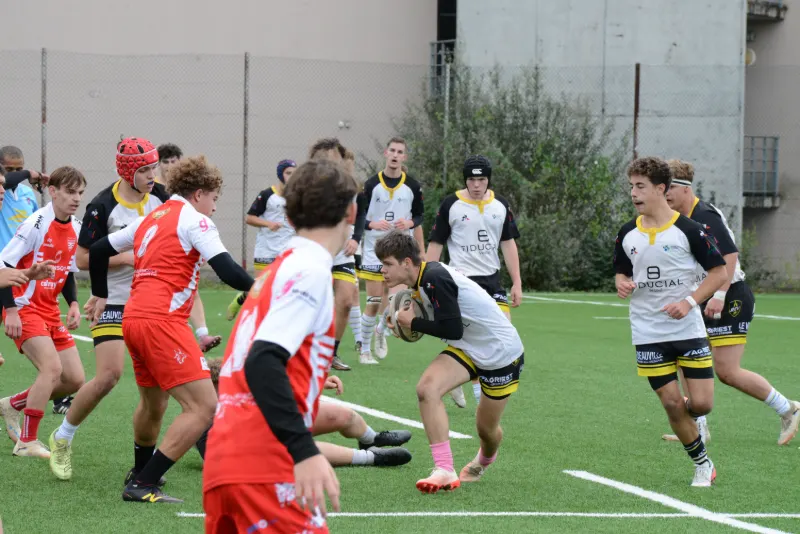 Rugby U19 : un porteur de ballon face à la défense de Tavaux
